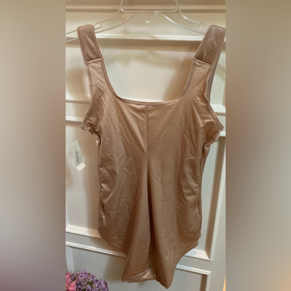 NWT SOMA VANISHING EDGE SHAPEWEAR BODYSUIT. NEW
SOFT TAN Size XL
